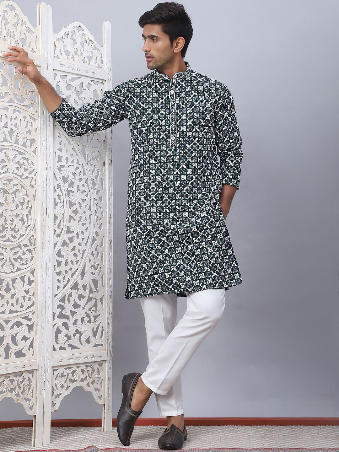 Jompers Ethnic Motifs Embroidered Mandarin Collar Sequinned Kurta with Pyjamas