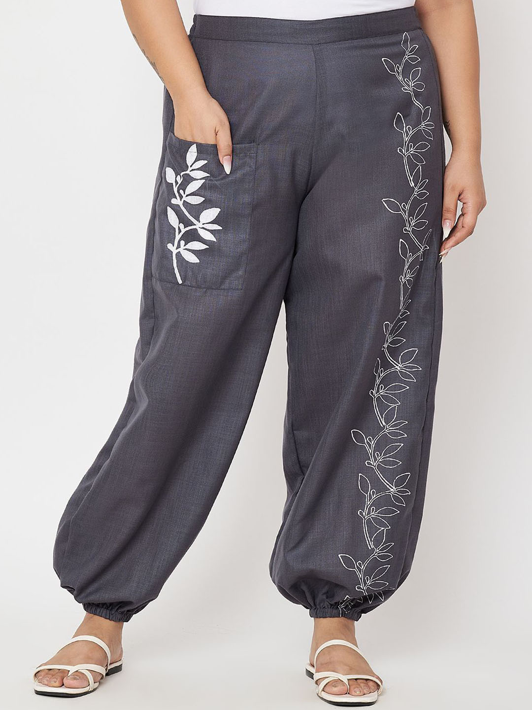 9rasa Women Plus Size High-Rise Jodhpuri Trousers