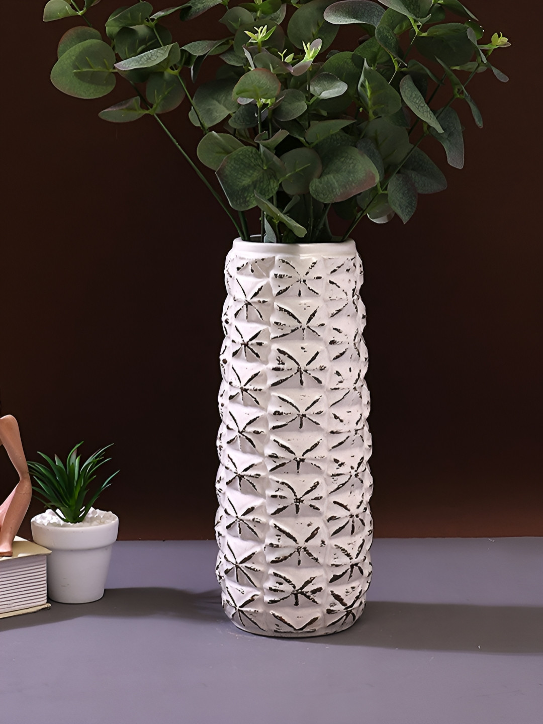 TAYHAA White & Black Pineapple Designed Carvings Ceramic Vase