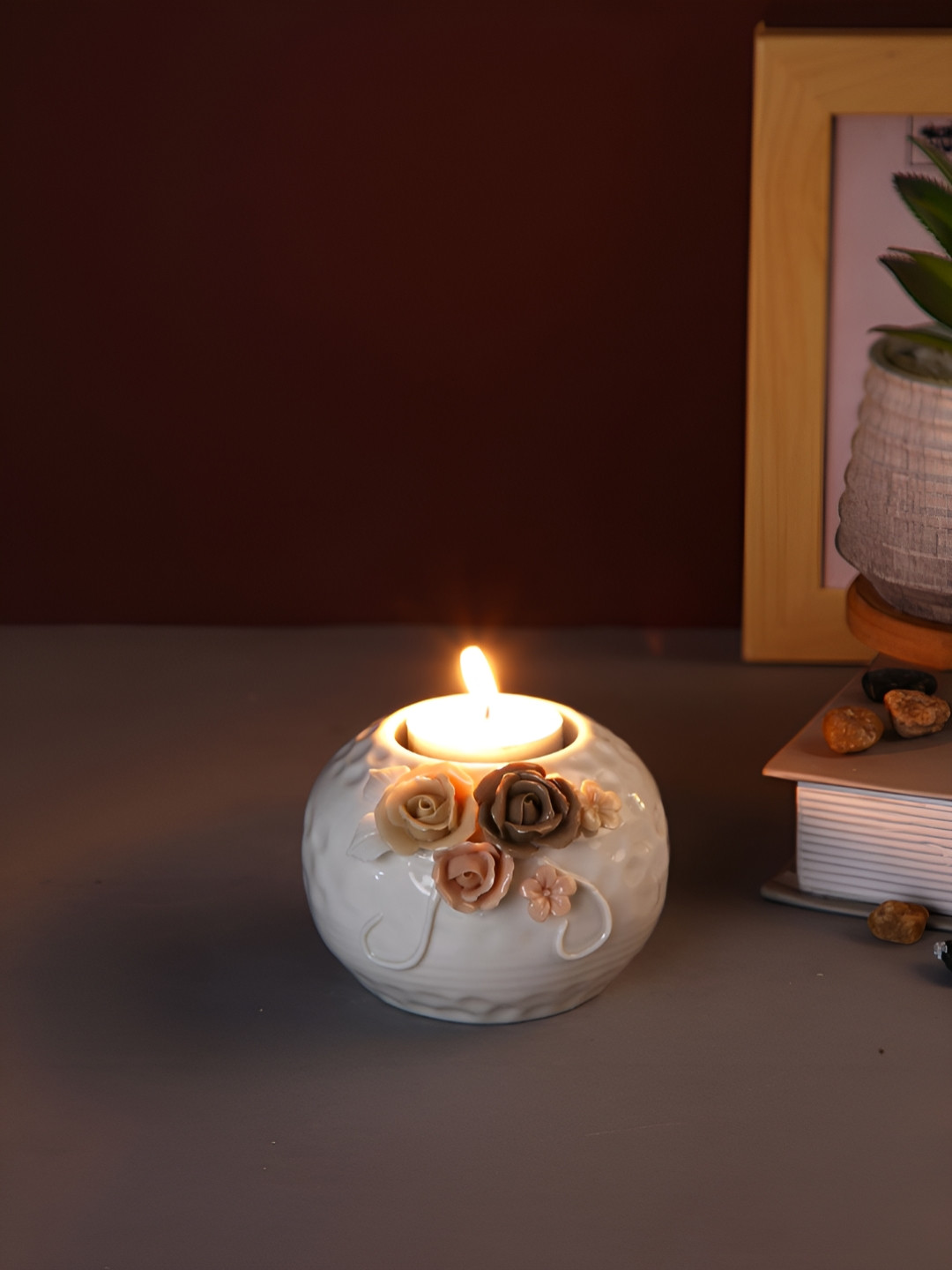 TAYHAA White & Beige Floral Radiance Candle Holder