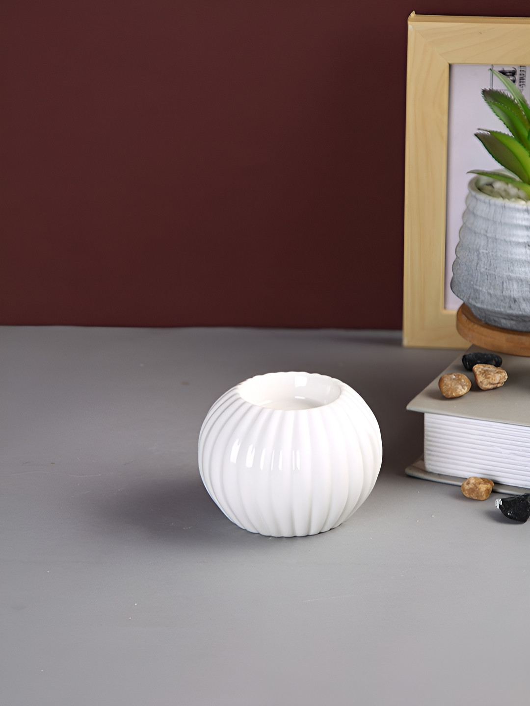TAYHAA White Swirl Round Shaped Ceramic Candle Holder
