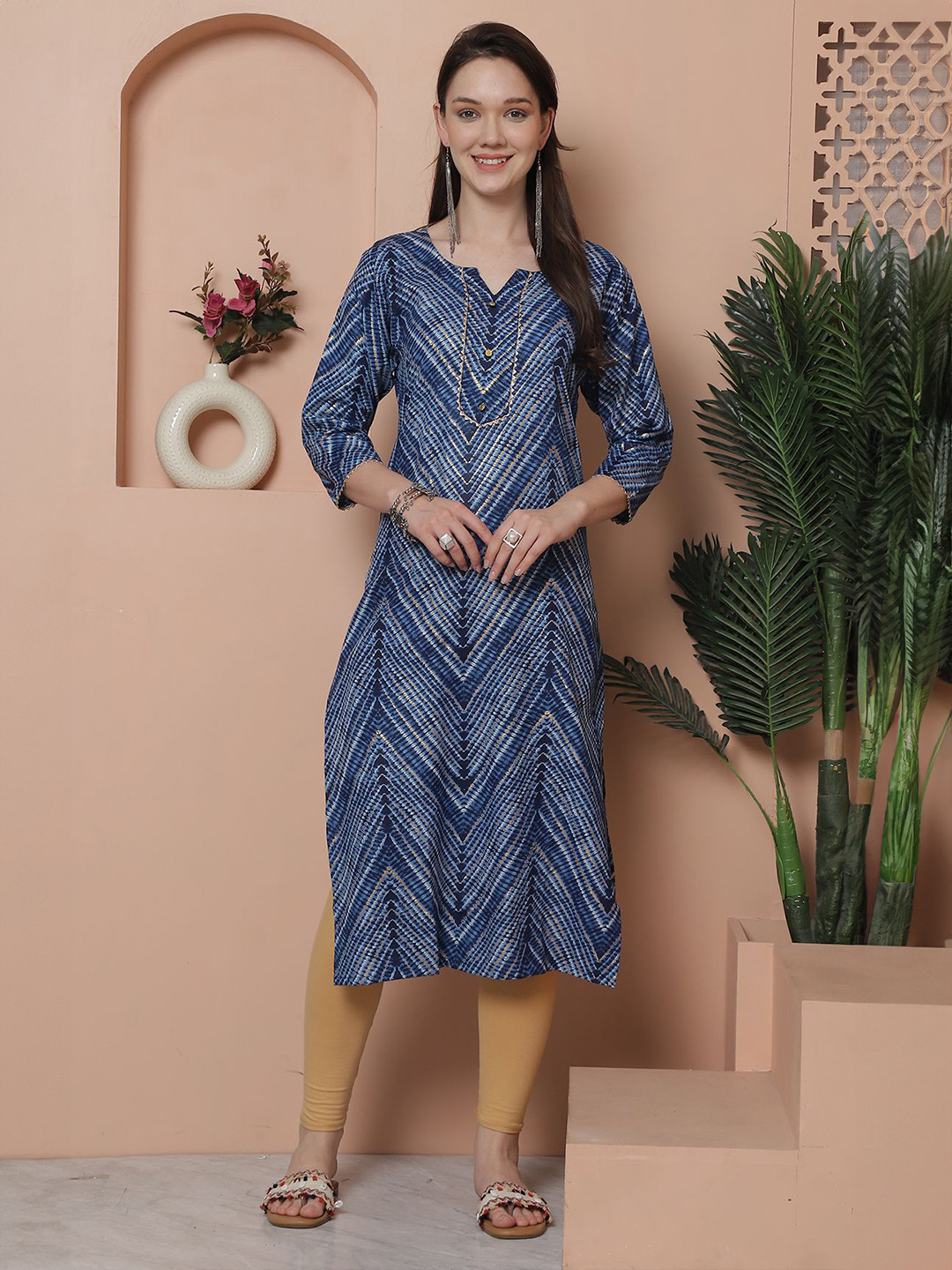 Rajnandini Women Chevron Printed Notched Round-Neck Ethnic Straight Kurta