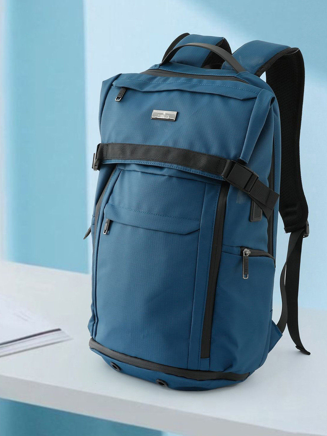 THE CLOWNFISH Expedition Unisex Ergonomic Backpack with USB Charging Port