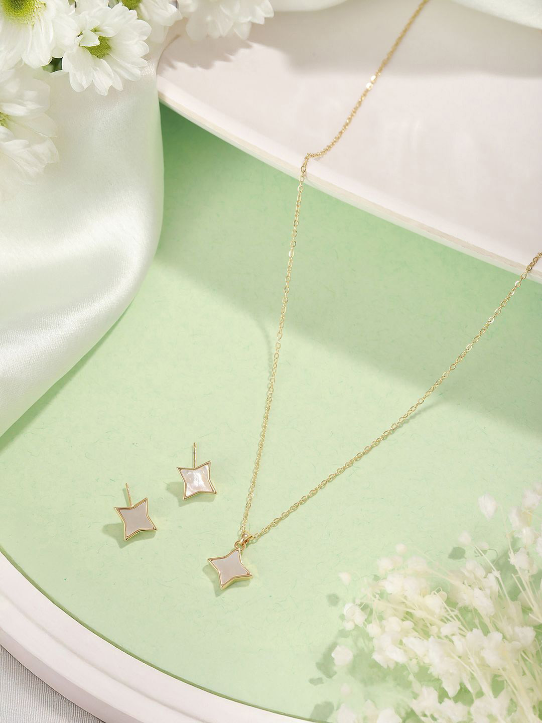 SARAF TRENDZ Stone-Studded Jewellery Set