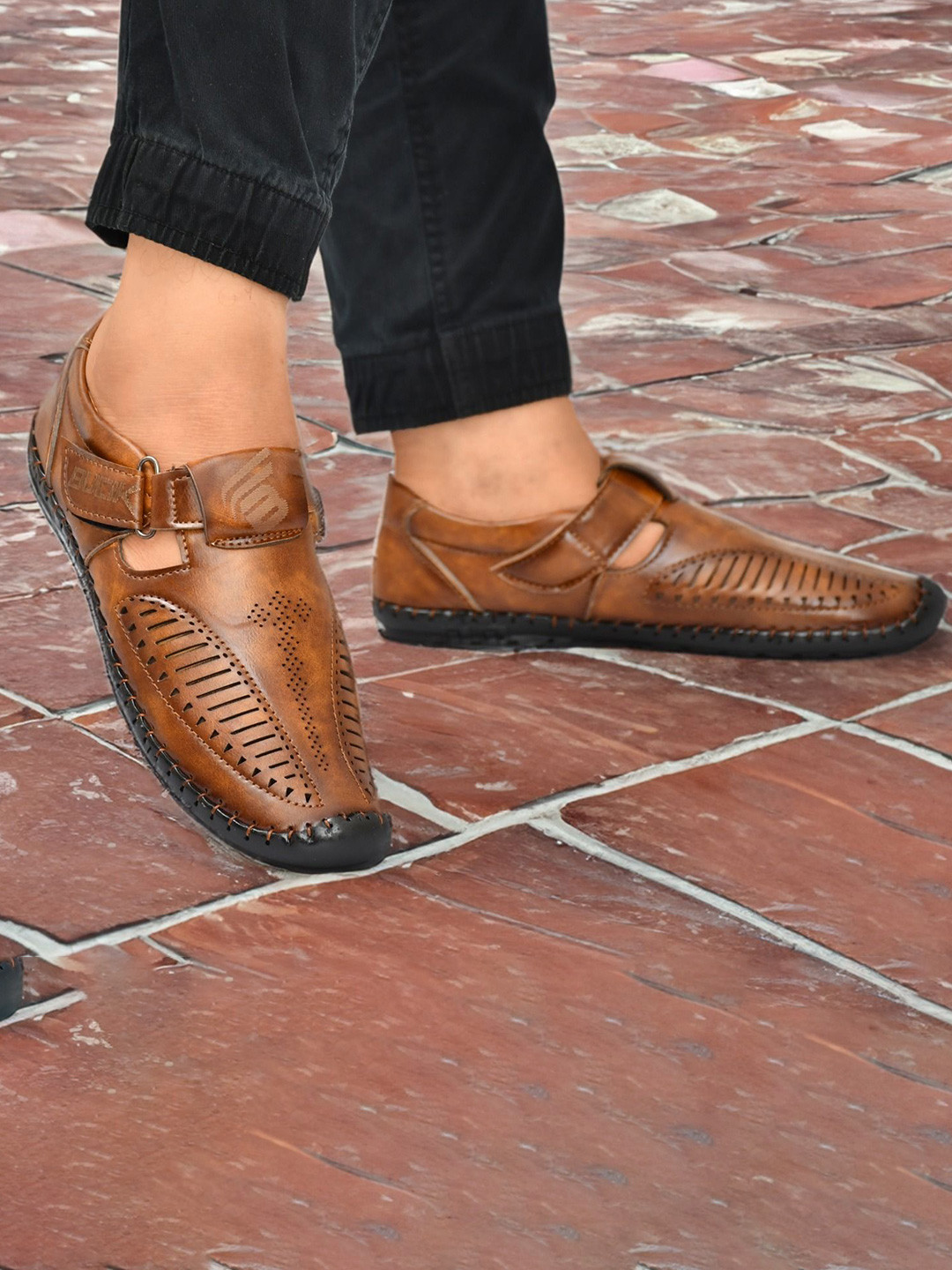 BUCIK Men Textured Fisherman Sandals