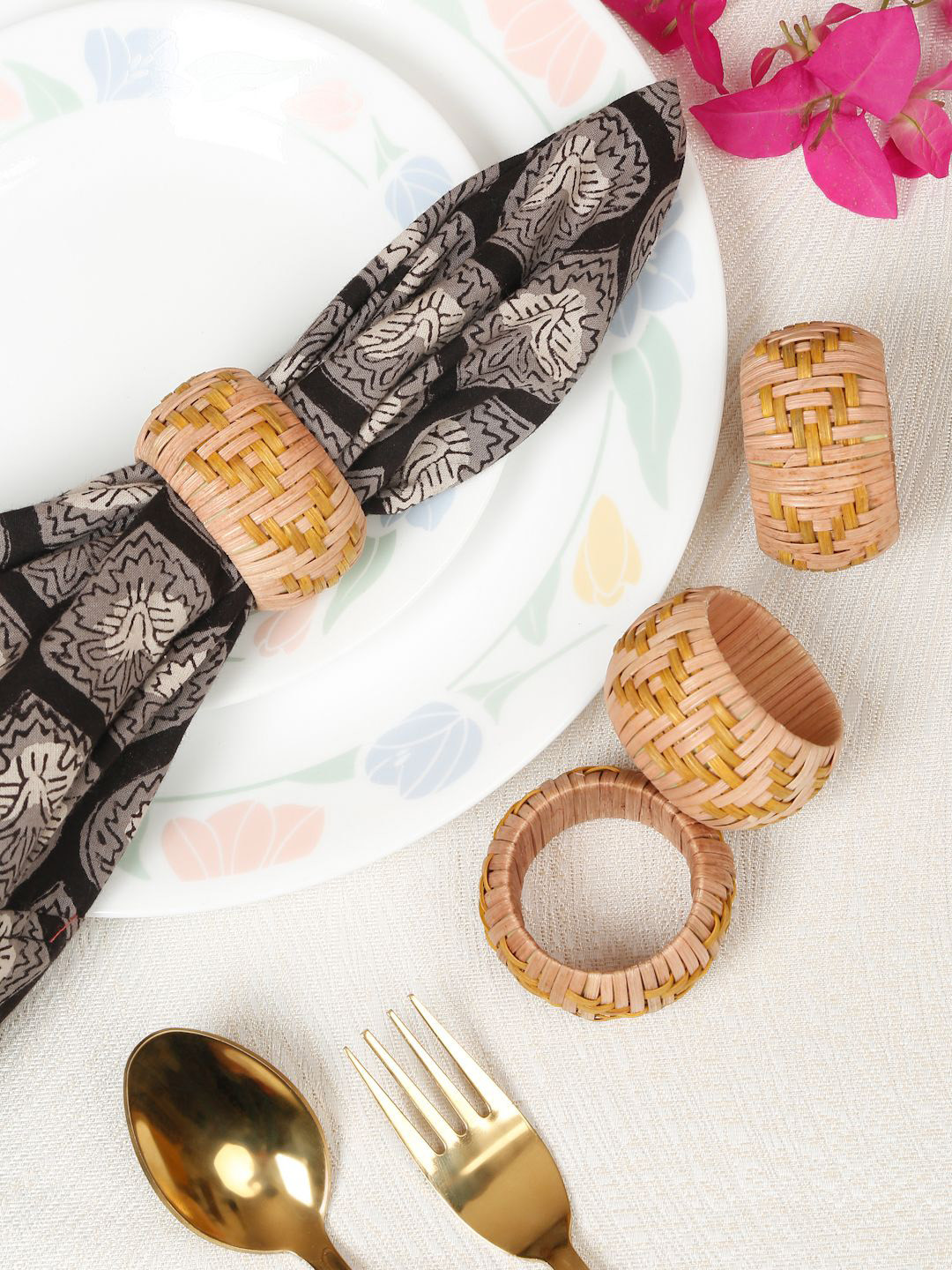 MODEFE Brown & Beige 4 Pieces Rattan Napkin Rings