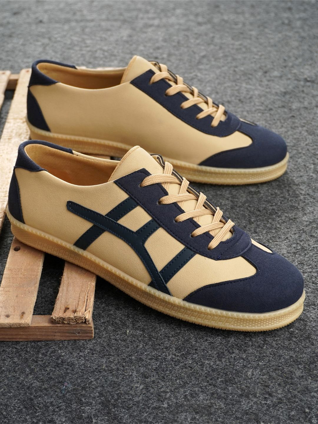 LeatherKraft Men Colourblocked Lace-Up Lightweight Sneakers