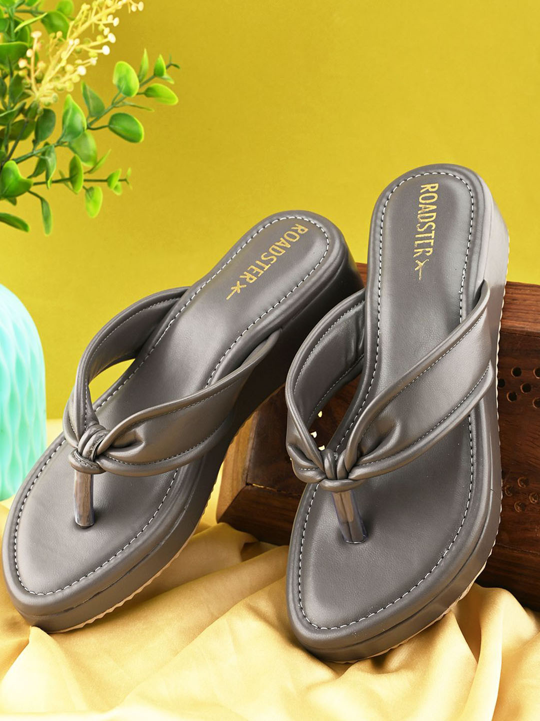 The Roadster Lifestyle Women Co Comfortable Synthetic Thong Slip On Flats