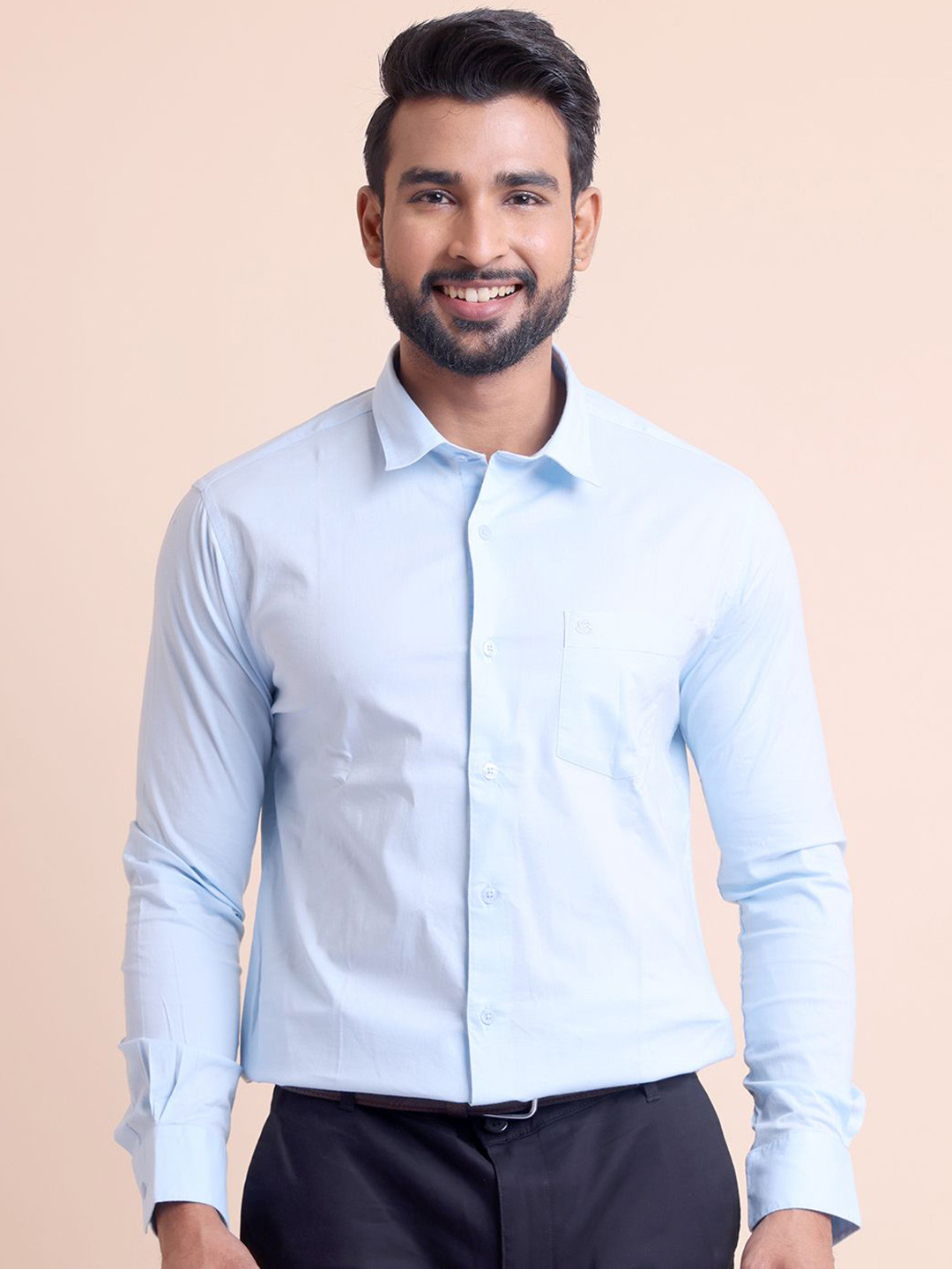berry blues Men Spread Collar Solid Cotton Slim Fit Casual Shirt
