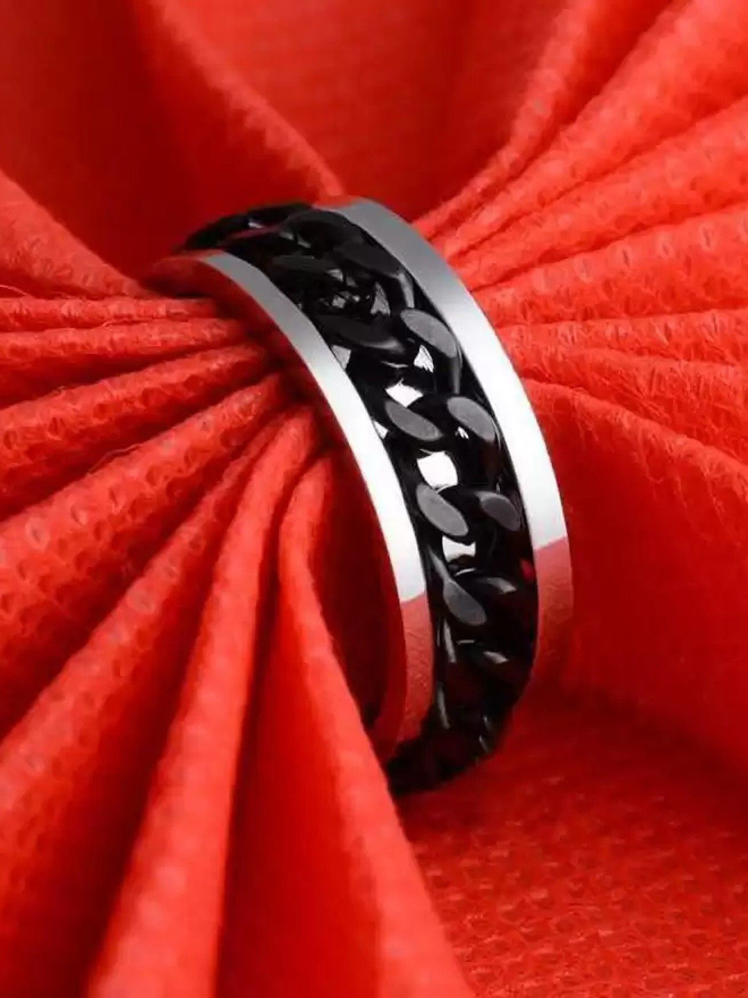 Lila Rotatable Silver Titanium Band Ring