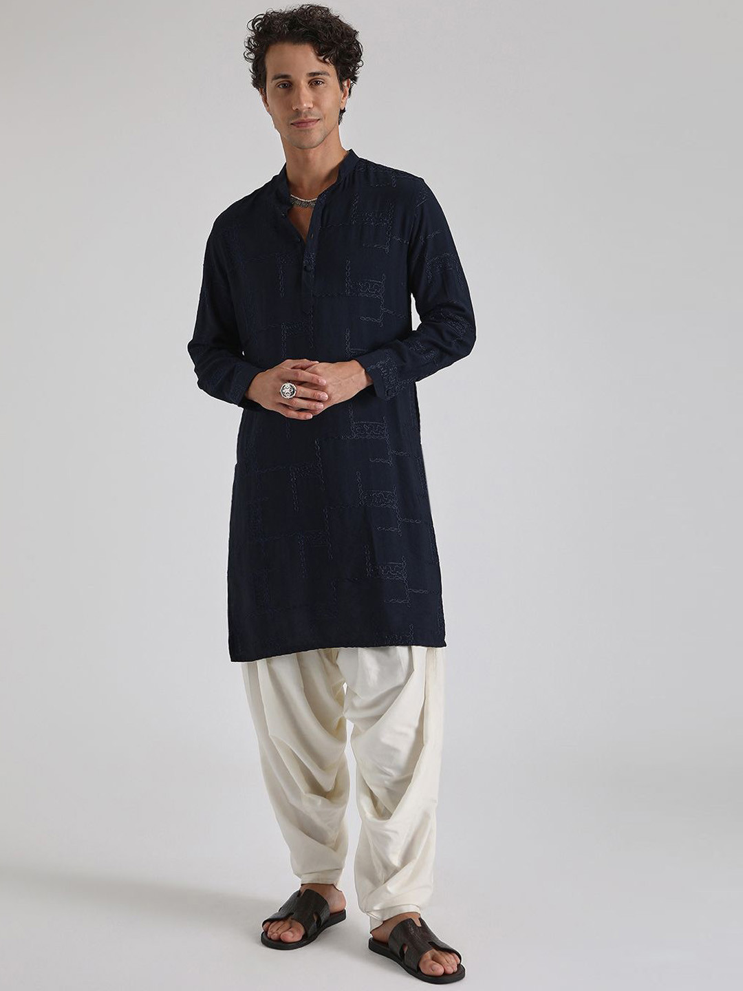 Banana Club Geometric Embroidered Thread Work Mandarin Collar Straight Kurta