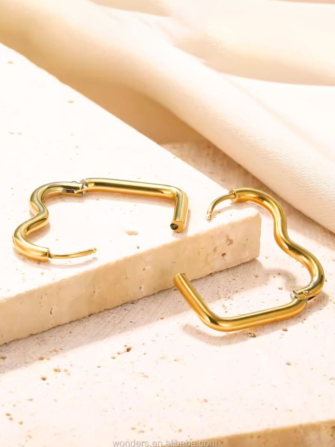 ANJNI CREATION Heart Shaped Drop Earrings