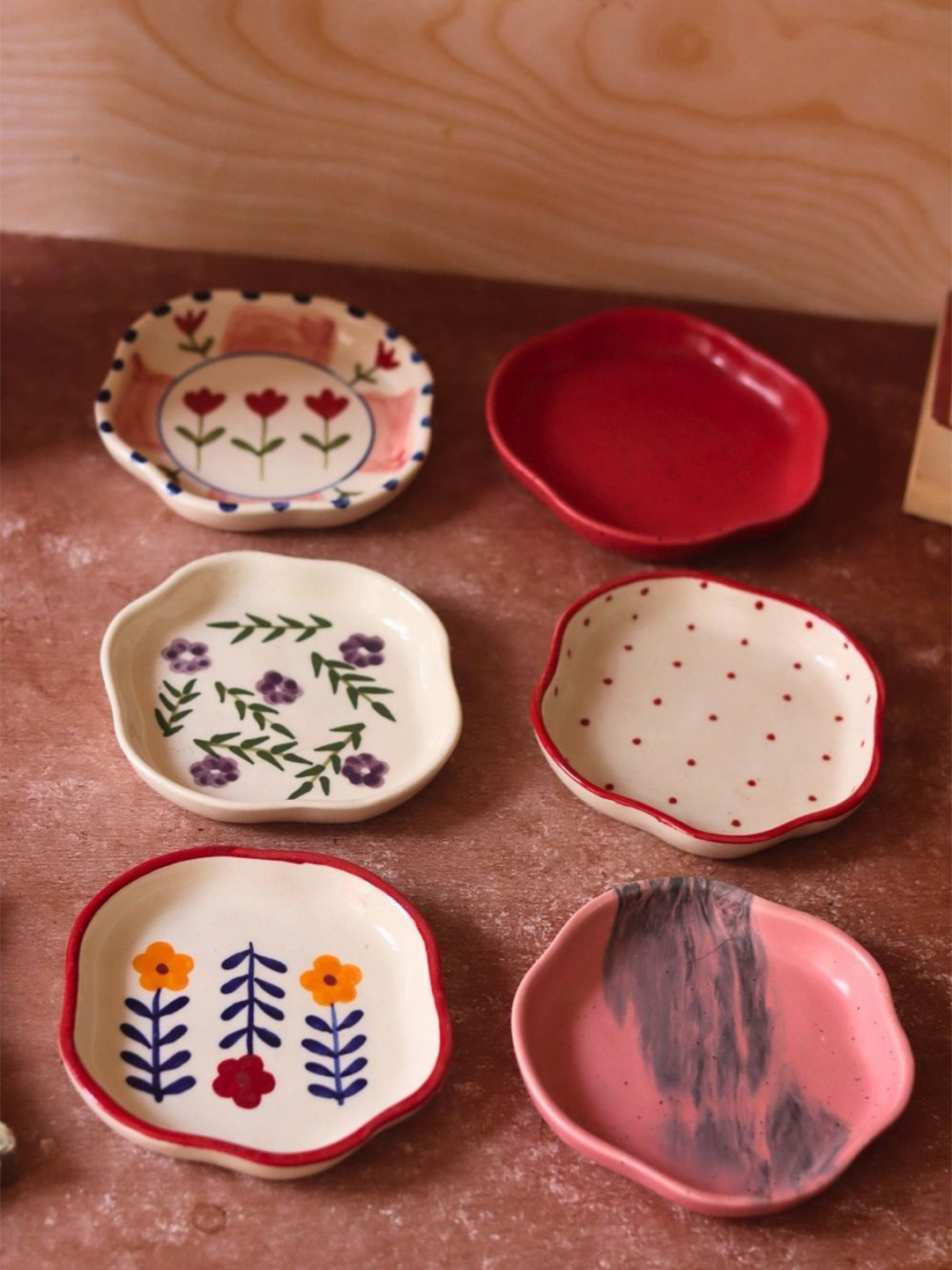 WEAVING HOMES Set Of 6 Red & White Printed Plates