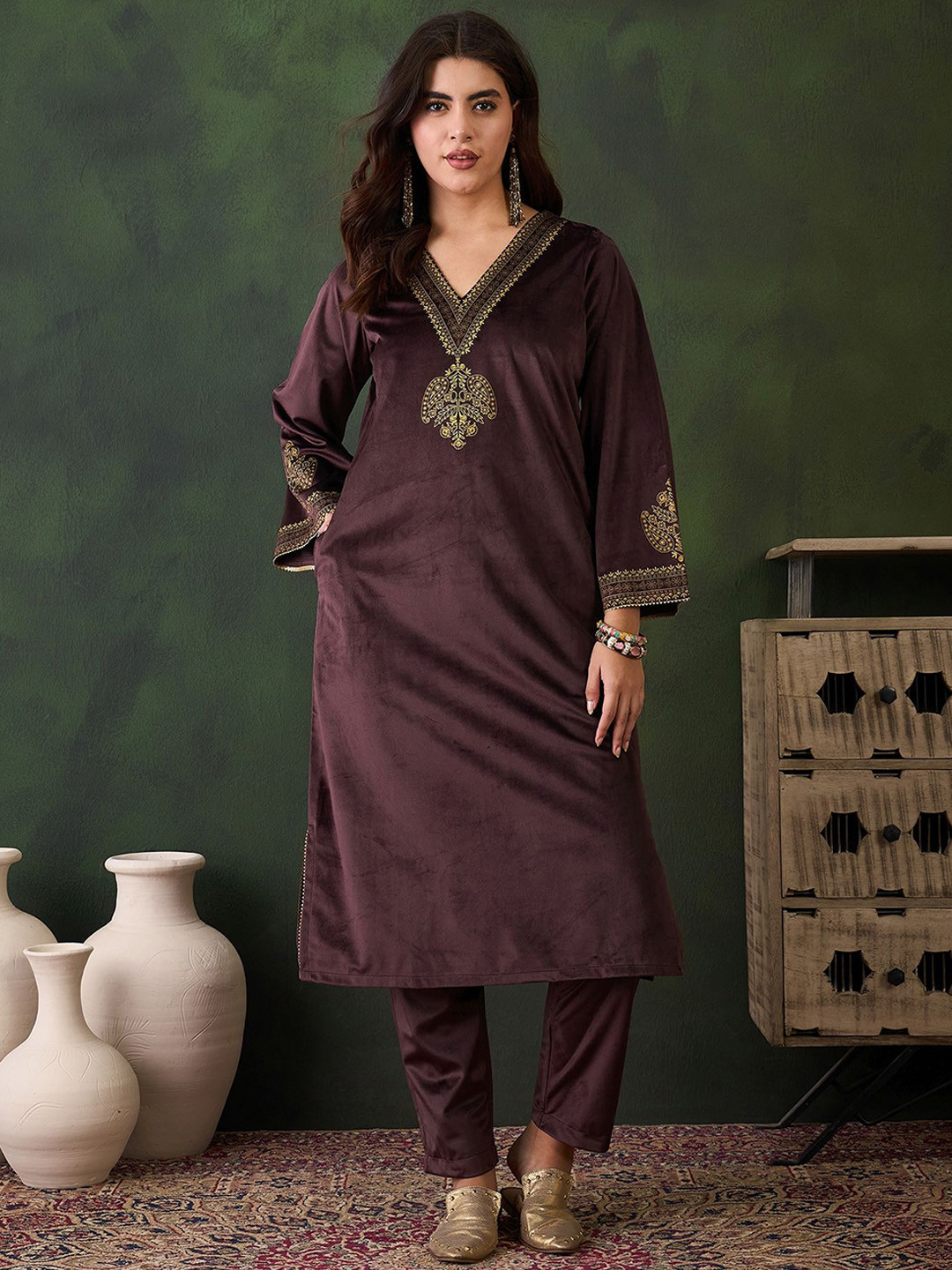Sangria Self Design Kashmiri Phiran Kurta & Trouser