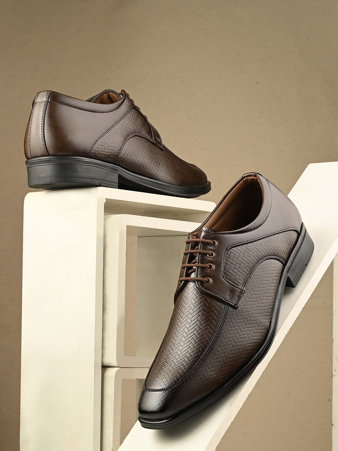 INVICTUS Men Textured Lightweight Formal Derby Shoes