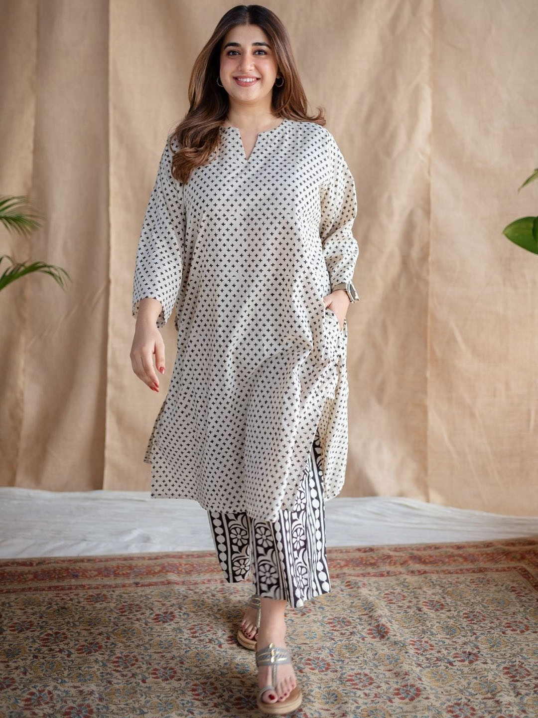 THE INDIAN ETHNIC CO Women Geometric Printed Thread Work Block Print Handloom Kurta