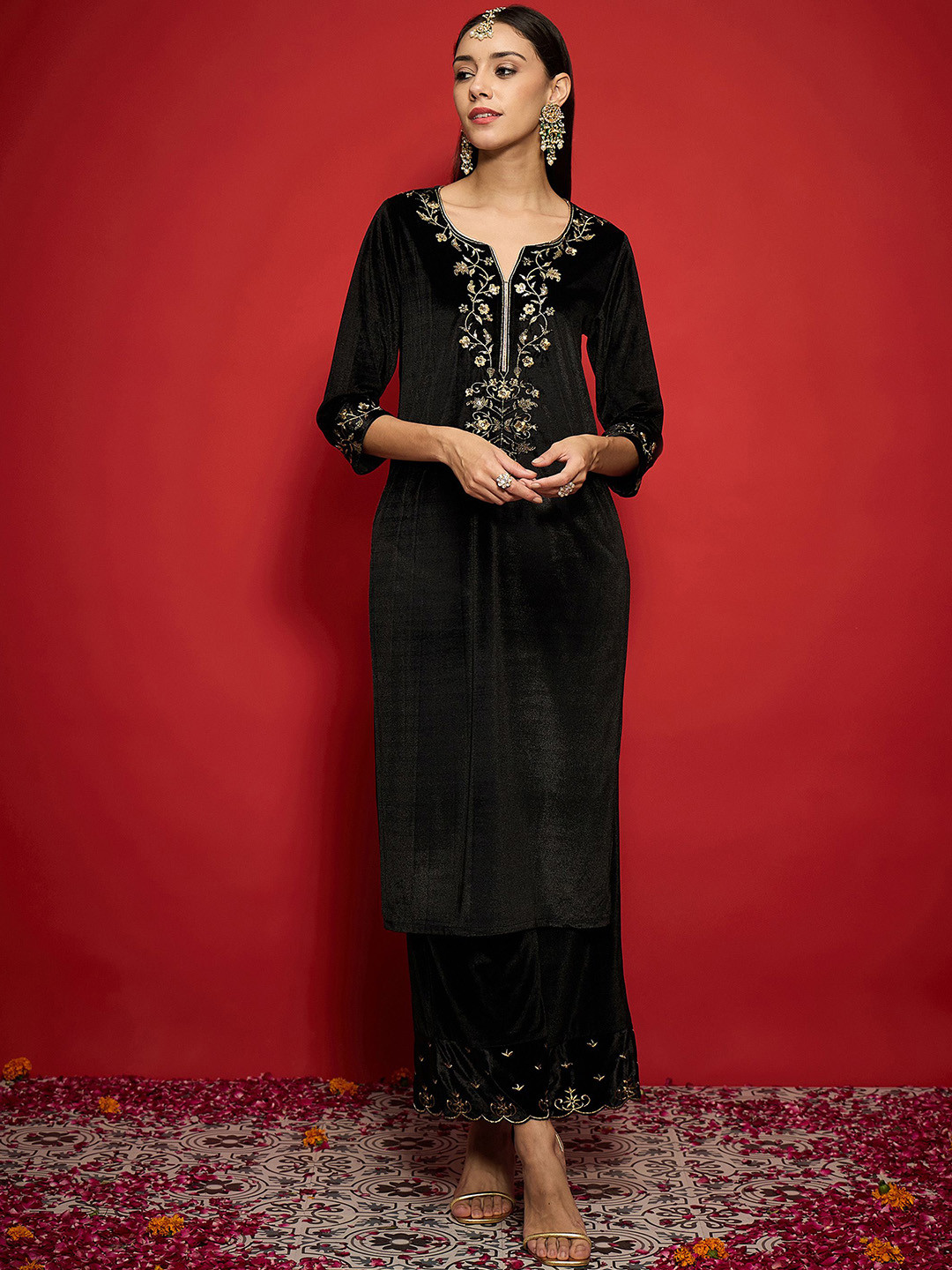 Shae by SASSAFRAS Women Embroidered Grandeur & Majestic Artwork Velvet Kurta