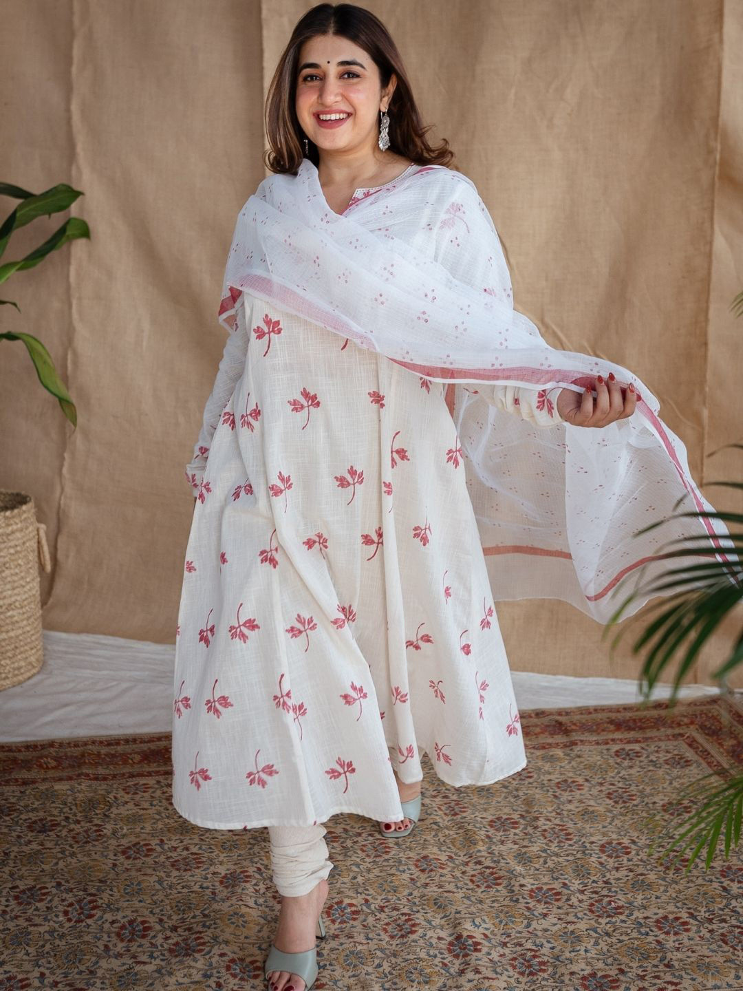 THE INDIAN ETHNIC CO Women Floral Embroidered Extended Sleeves Thread Work Block Print Handloom Kurta