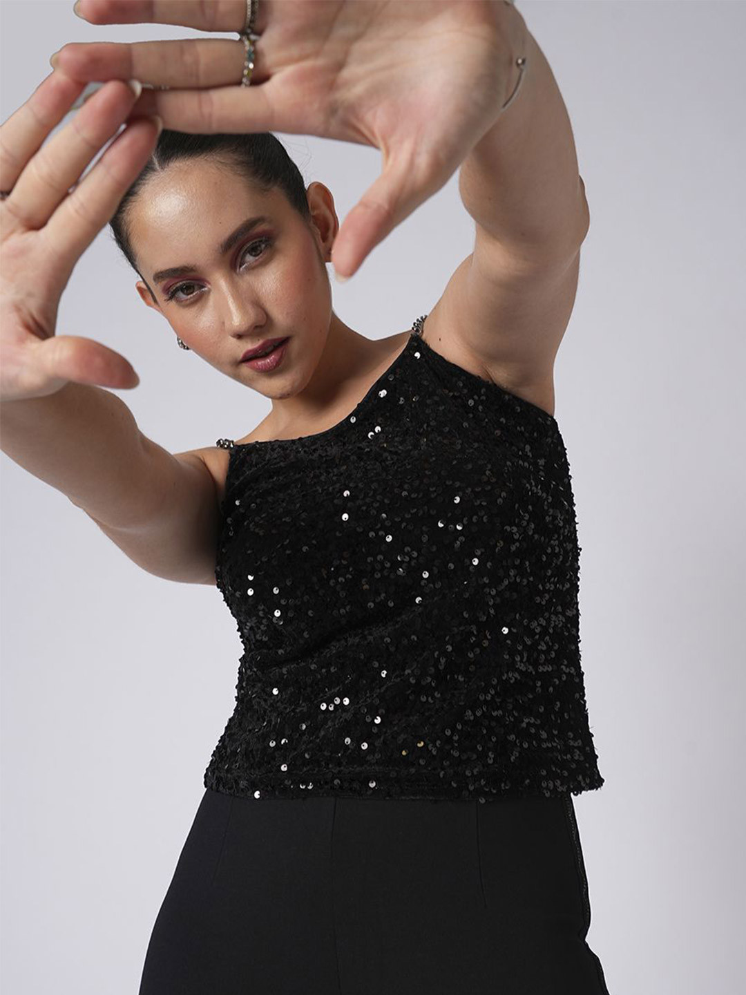 Globus Round Neck Chain Shoulder Straps Sequinned Velvet Party Top