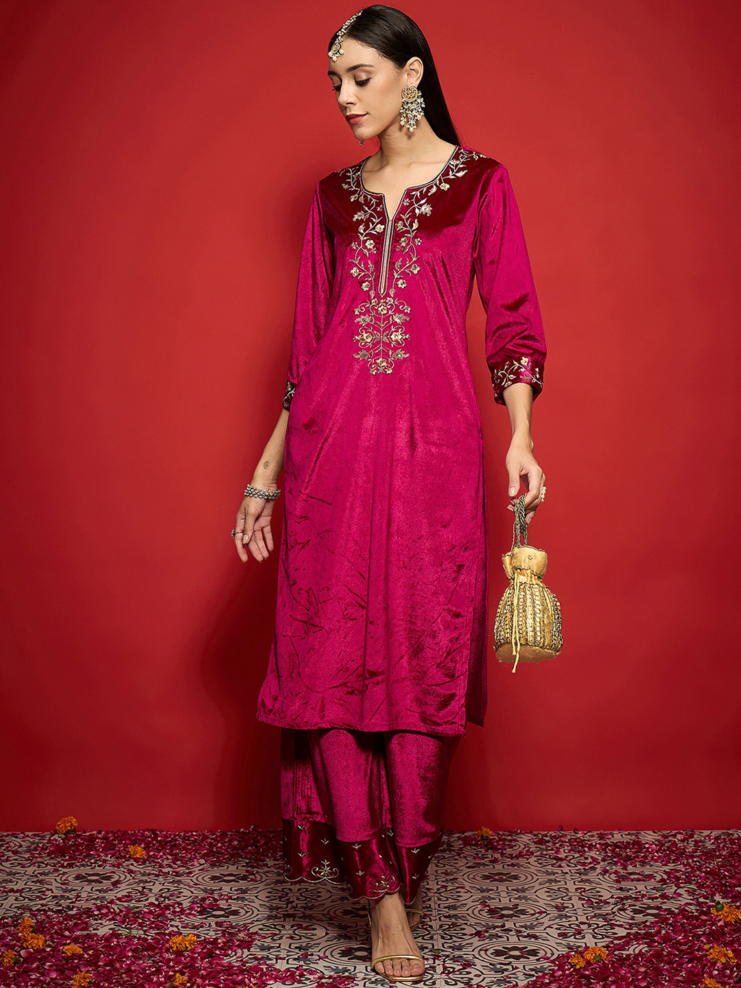 Shae by SASSAFRAS Women Embroidered Grandeur & Majestic Artwork Velvet Kurta