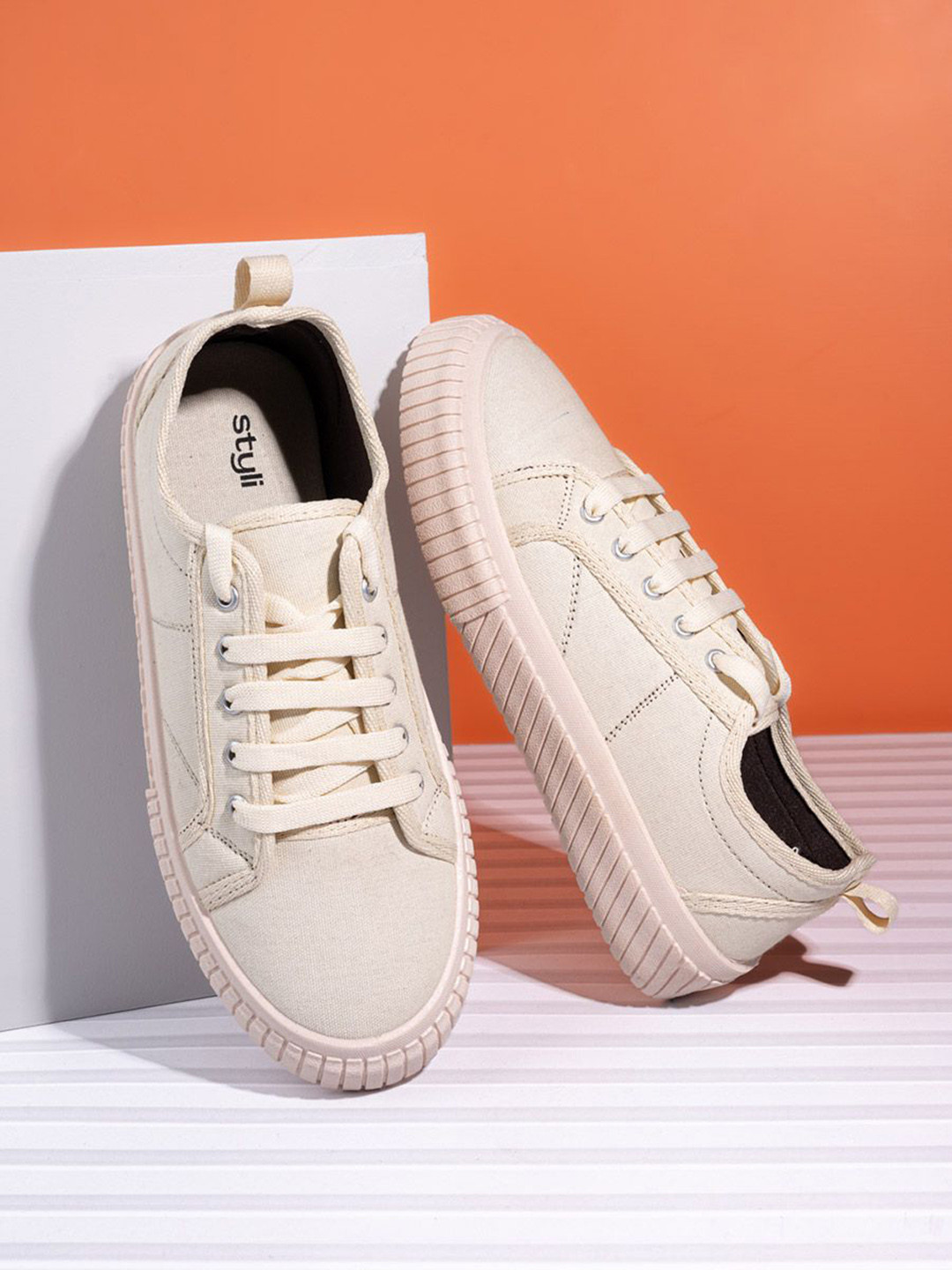 Styli Men Contrast Stitch Casual Canvas Lace Up Sneakers
