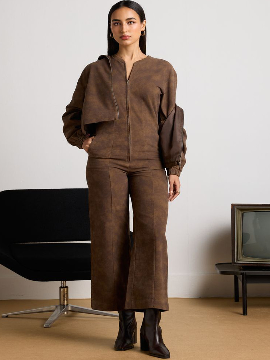 Muvazo Shirt Collar Suede T-Shirt & Trousers