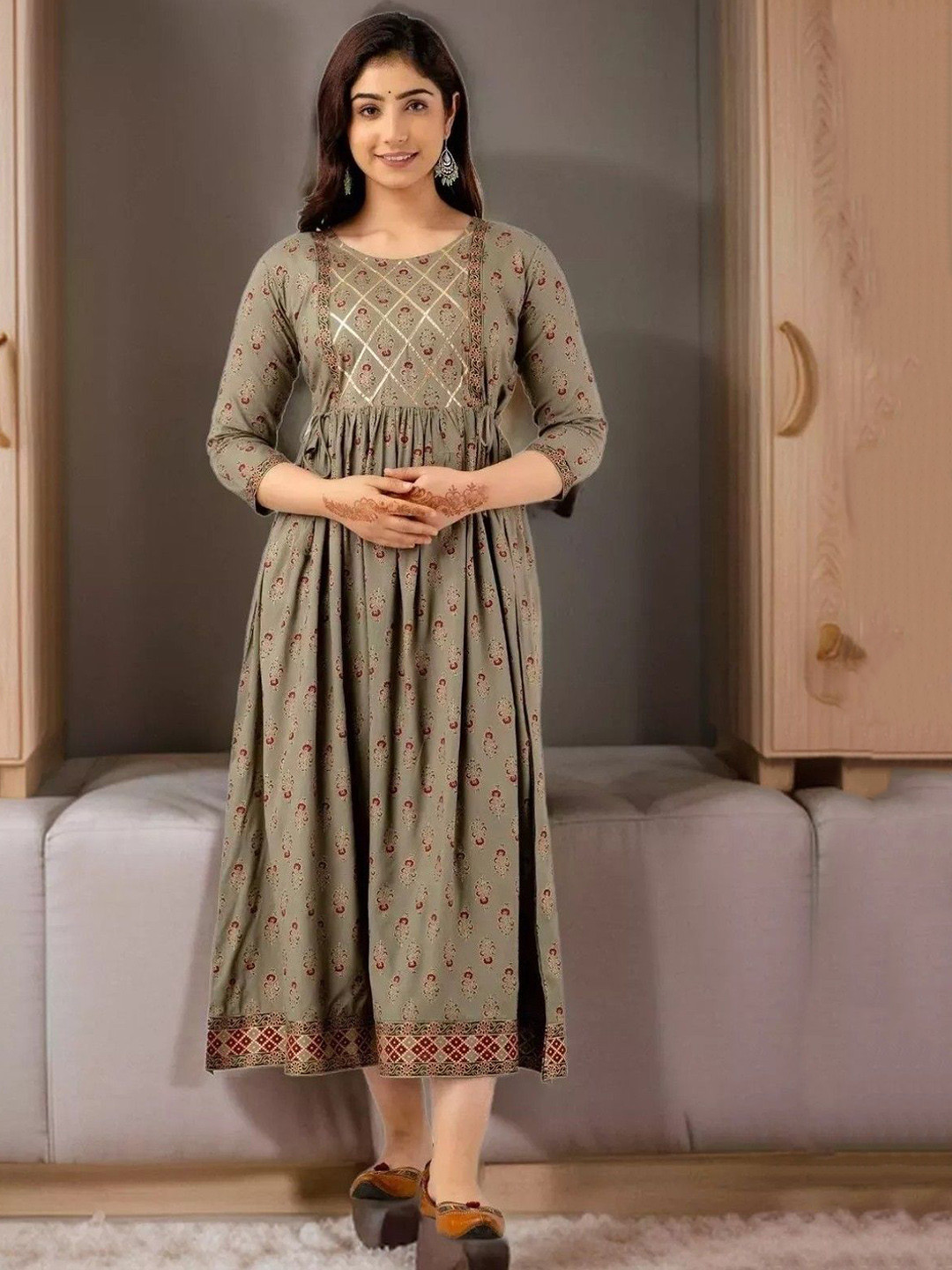 KIAARON Women Floral Printed Gotta Patti Floral Maternity Kurta