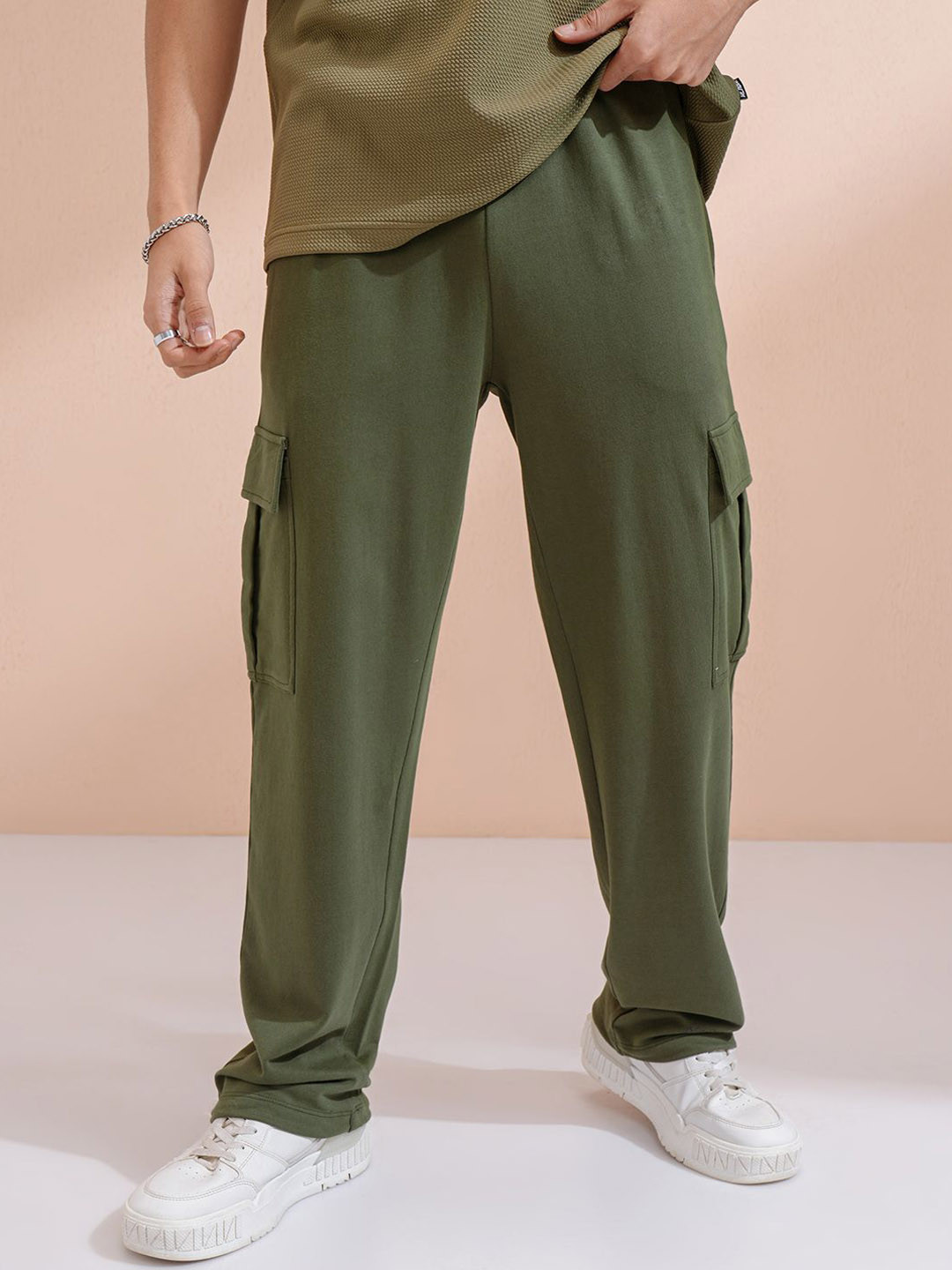 HIGHLANDER Men Straight Fit Cargos Trousers
