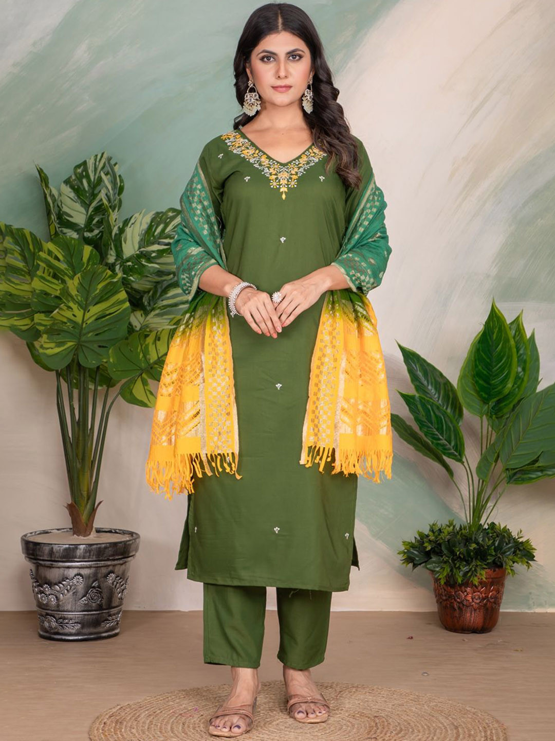 Shatanuvart Export Women Ethnic Motifs Regular Thread Work Kurta with Trousers & With Dupatta