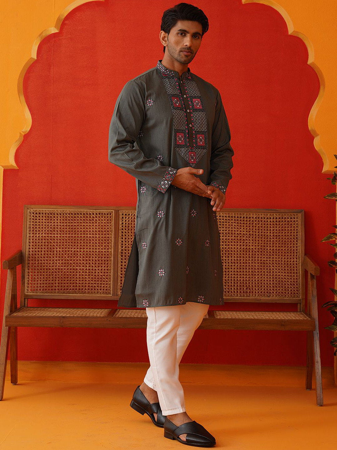 Jompers Men Floral Embroidered Regular Sequinned Kurta with Pyjamas