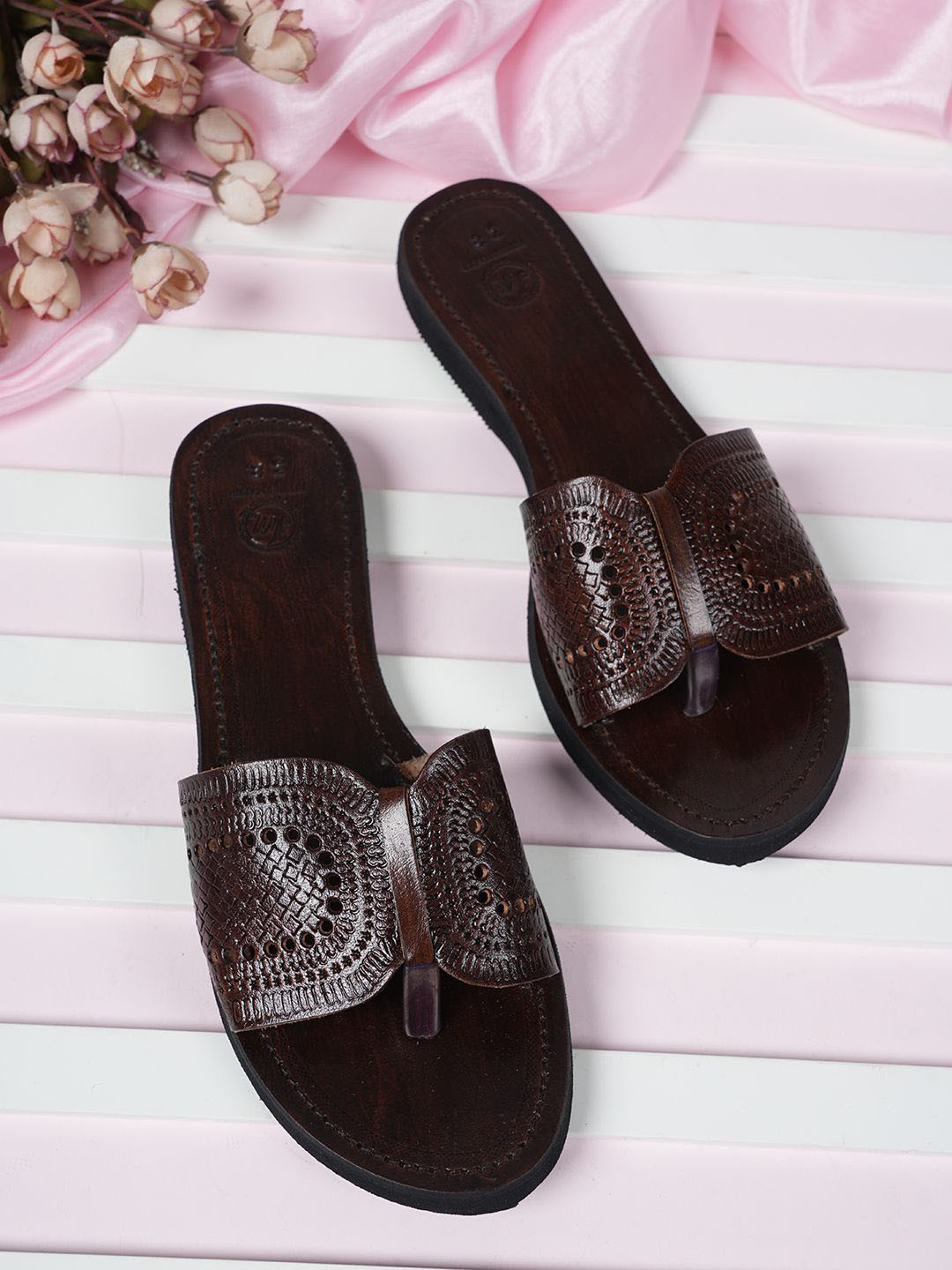 JUTTIESMAKER Women Textured Open Toe Flats