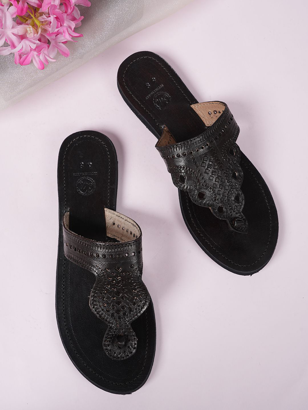 JUTTIESMAKER Women Embellished One Toe Flats