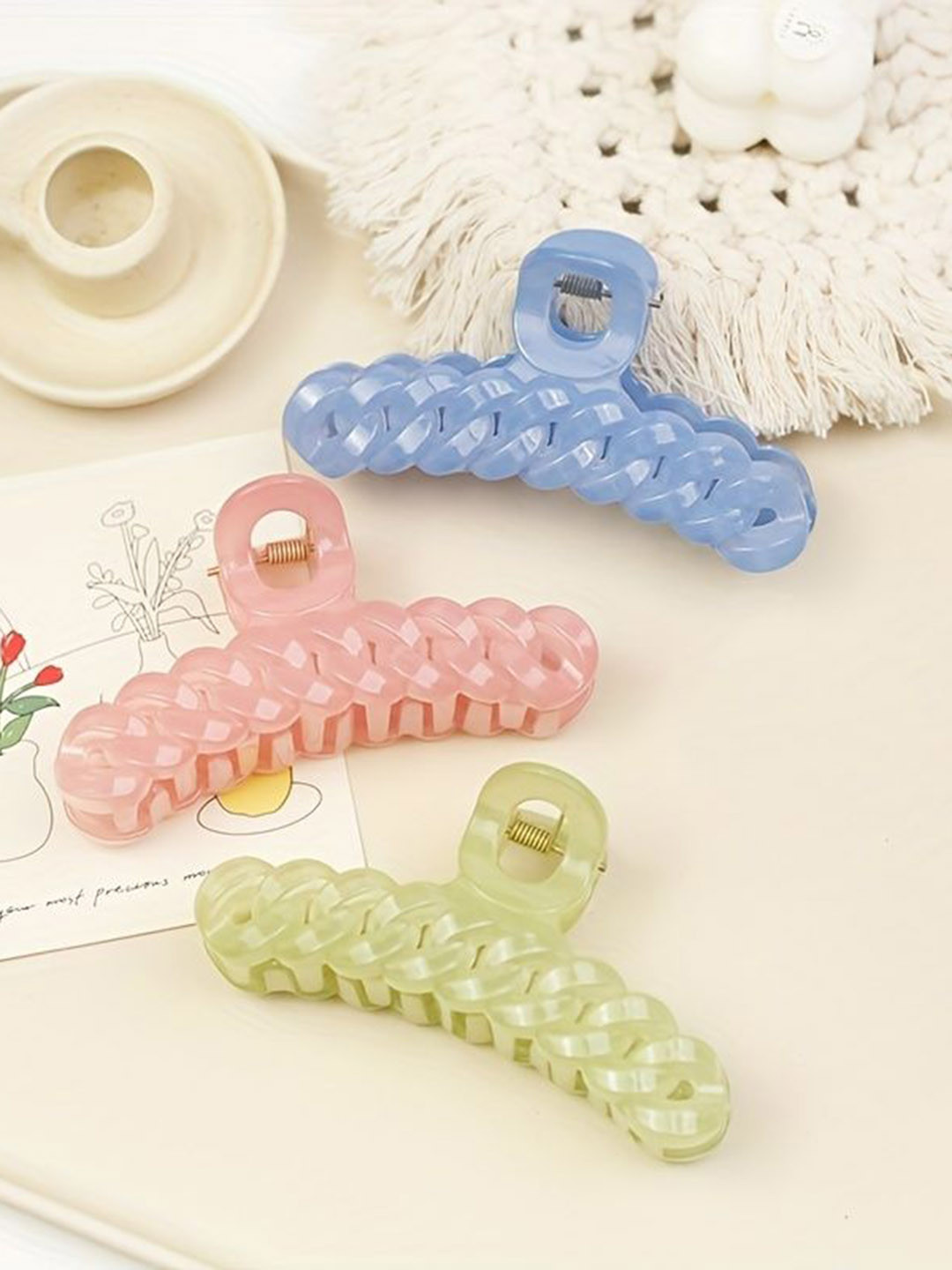 CHRONEX Set of 4 Sweet Twist Frosted Hair Claw Clip -Assorted