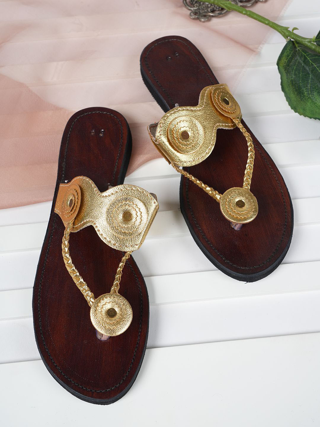 JUTTIESMAKER Women Kolhapuri Flats