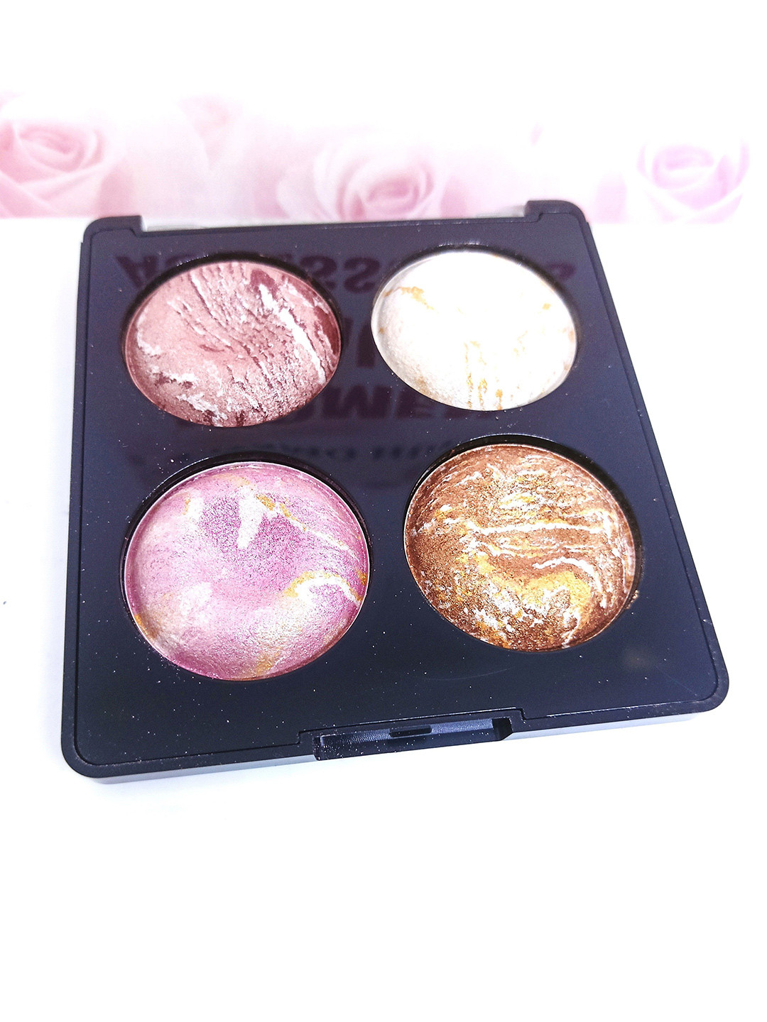 COSMO HUB Trendy Eyeshadow & Iluminator- 01