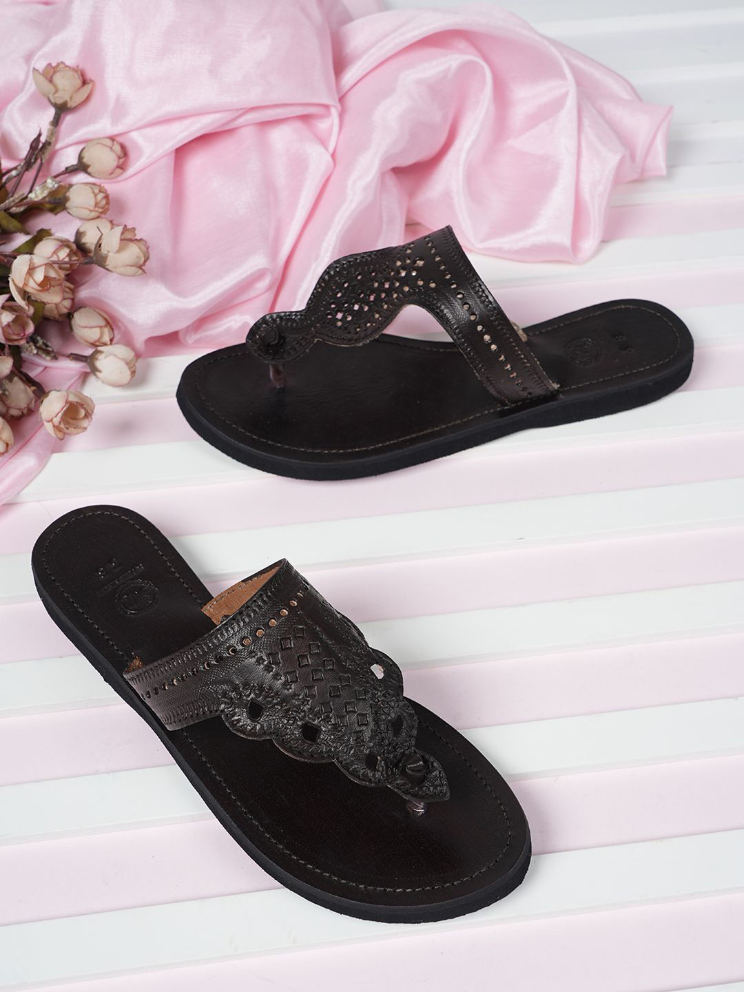JUTTIESMAKER Women T-Strap Flats with Laser Cuts