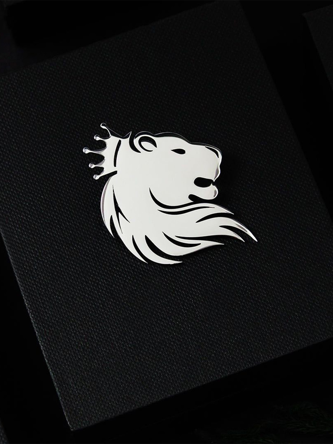 PELUCHE Men Majestic Lion Silver Minimal Lapel Pin Brooch