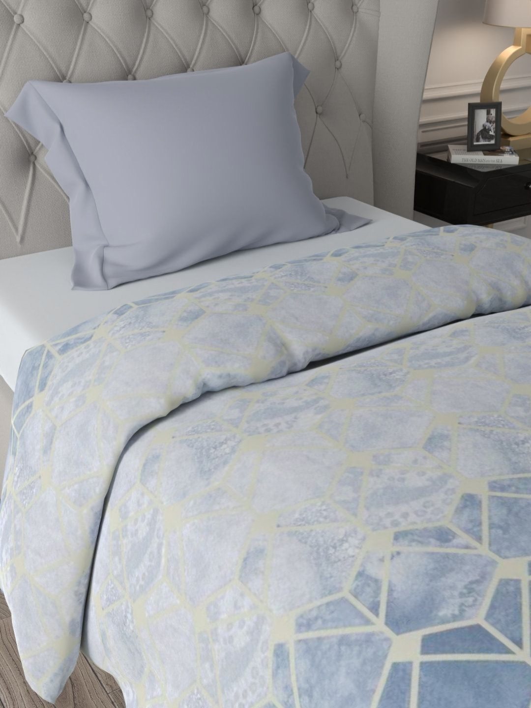 Raymond Home Blue & Navy Blue Geometric 300 GSM AC Room Single Bed Quilt