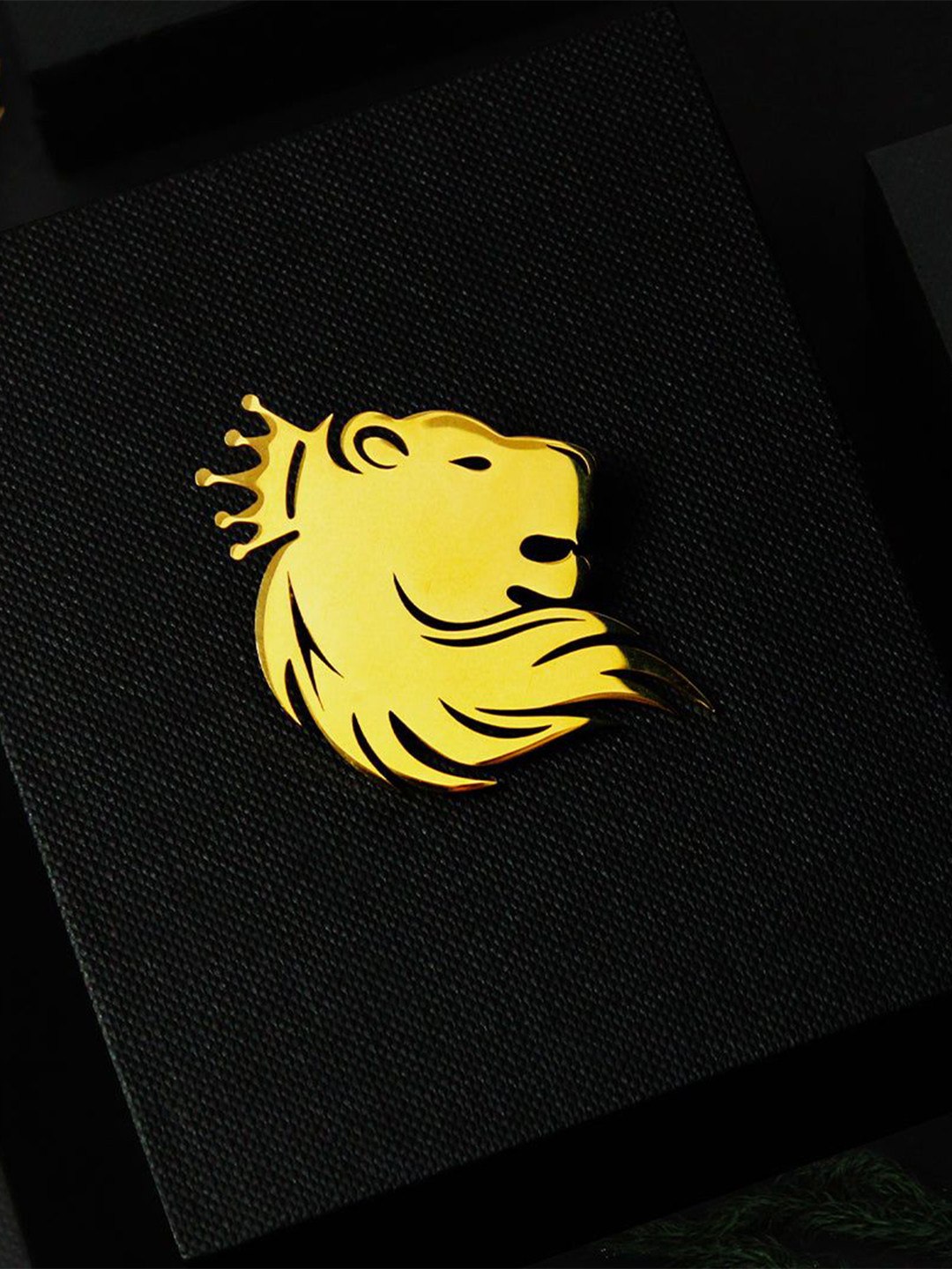 PELUCHE Men Gold-Plated Majestic Lion Golden Minimal Lapel Pin Brooch