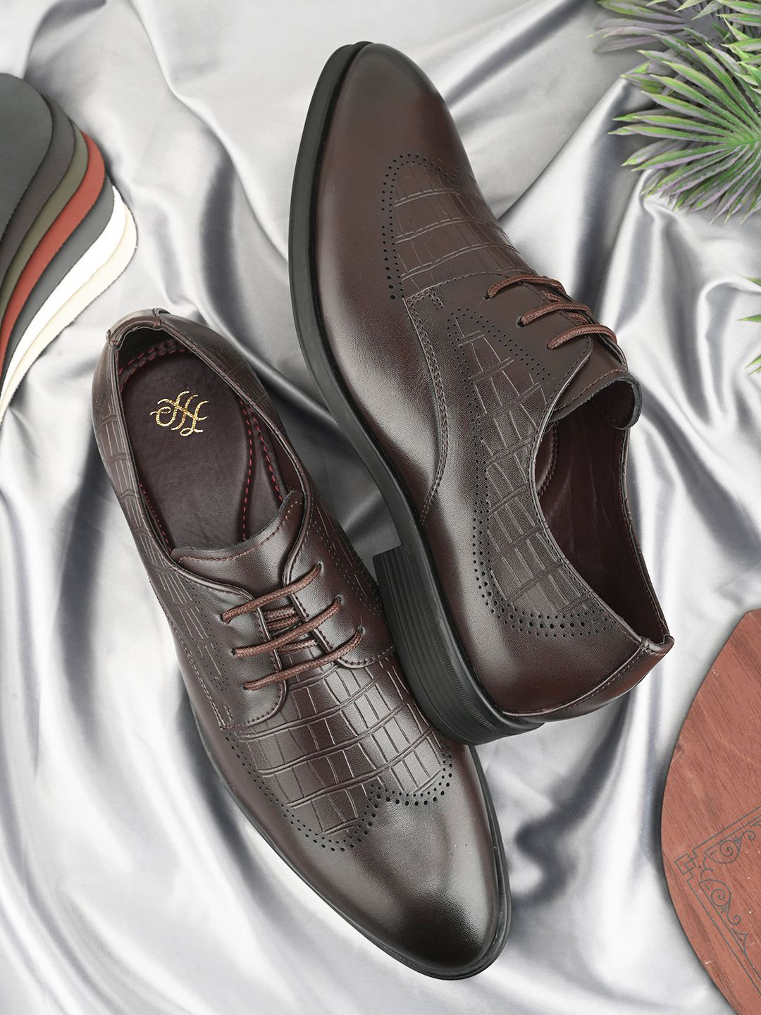 House of Pataudi Men Textured Round Toe Formal Brogues