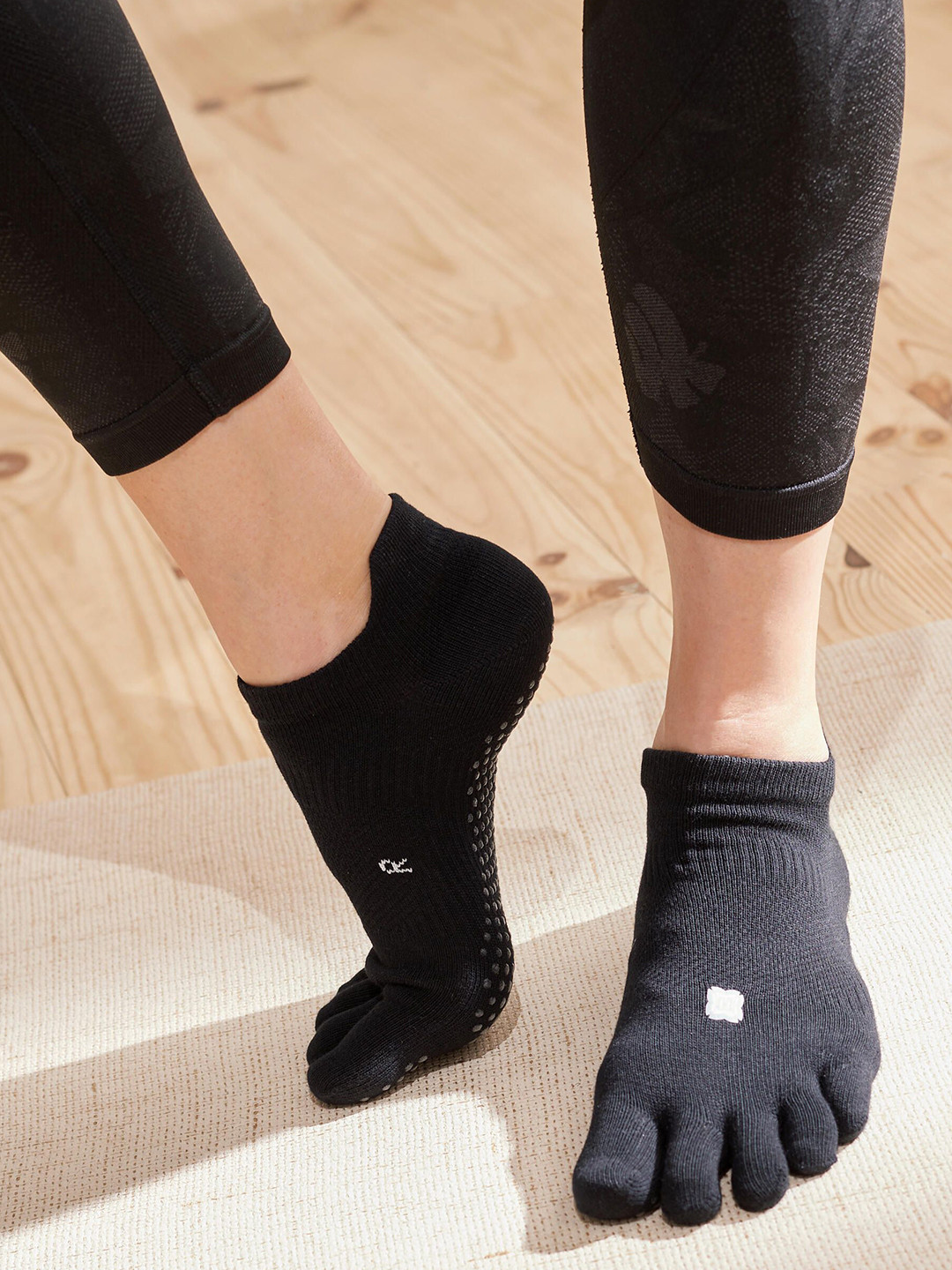 Decathlon Kimjaly - Unisex Black Non-Slip Yoga Toe Socks