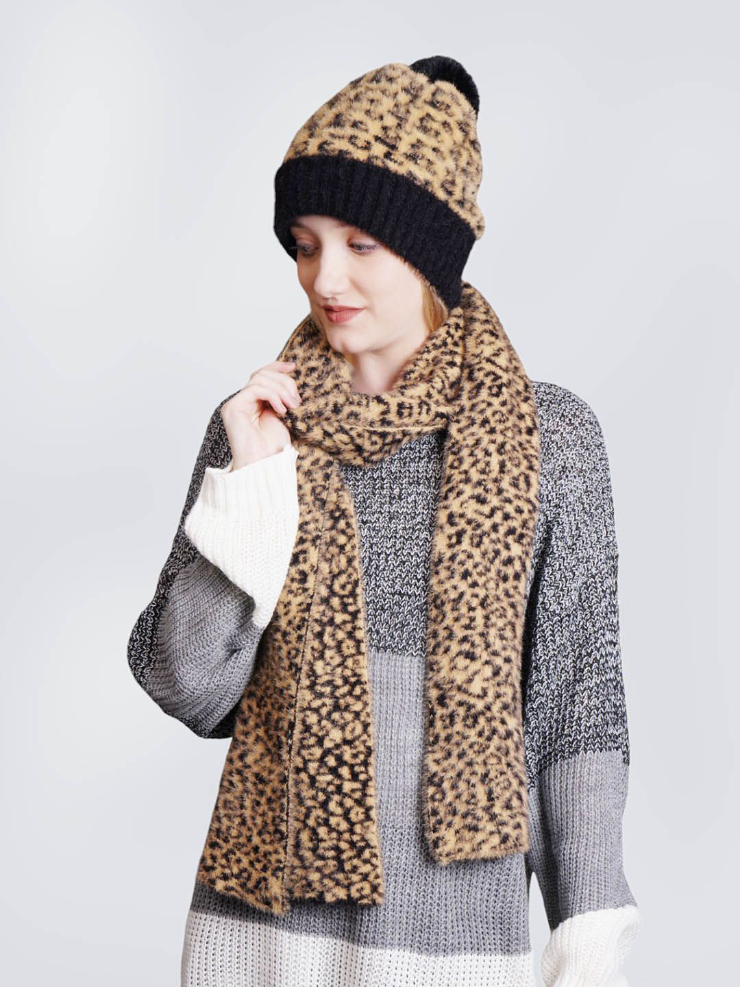 Bharatasya Dalmatian pattern Fur pom knitted Cap & Muffler Set