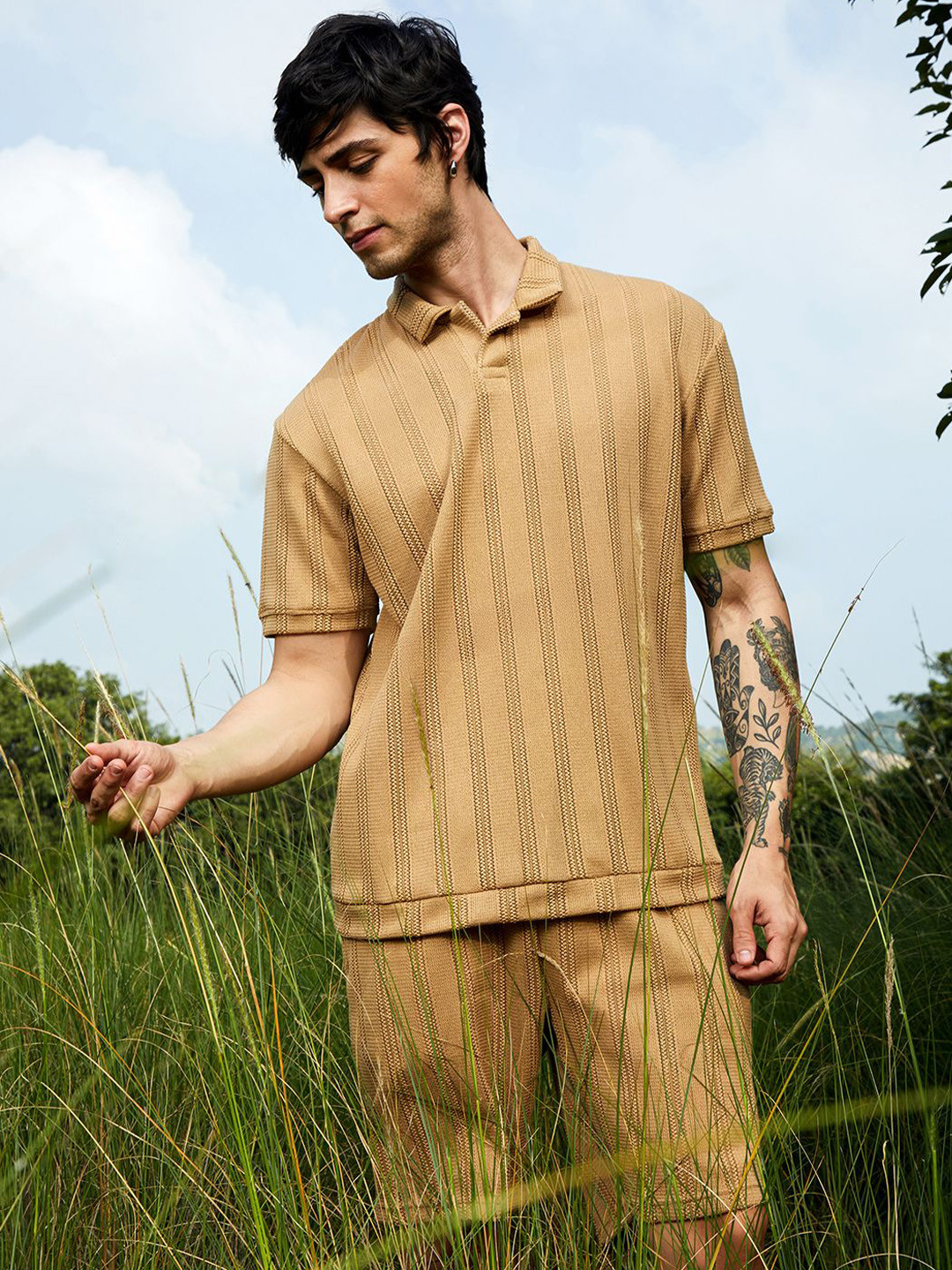 Campus Sutra Self Design Polo Collar T-Shirt With Shorts