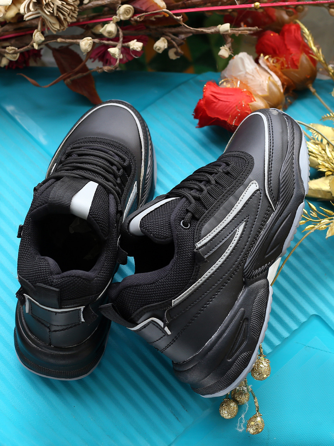 DressBerry Women Round Toe Lace Up Design Sneakers