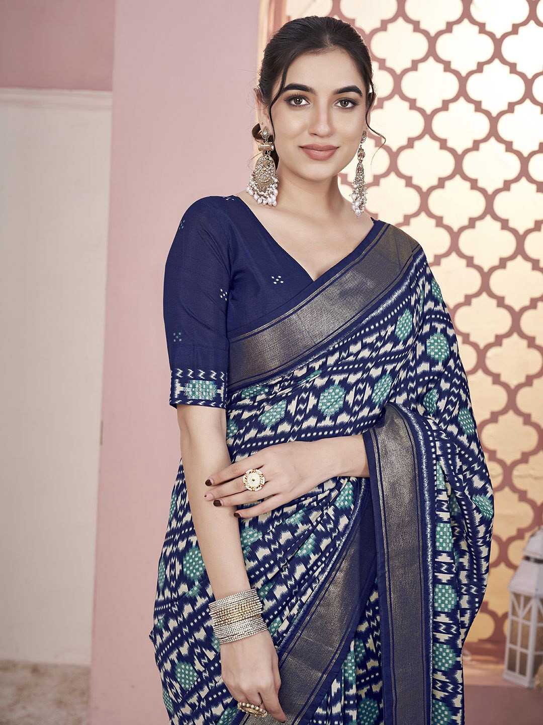 Ethnielle Women Saree With Blouse Piece