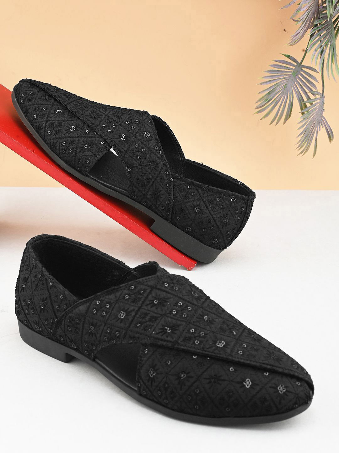 House of Pataudi Men Lightweight Embellished Mojaris