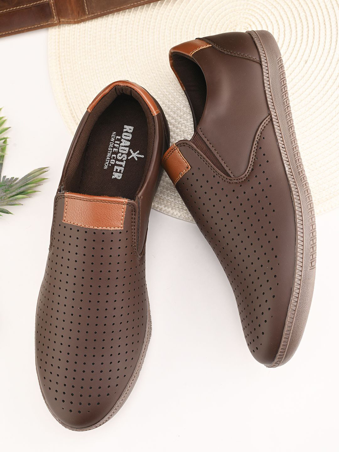 The Roadster Lifestyle Co Men Casual Slip-On Sneakers