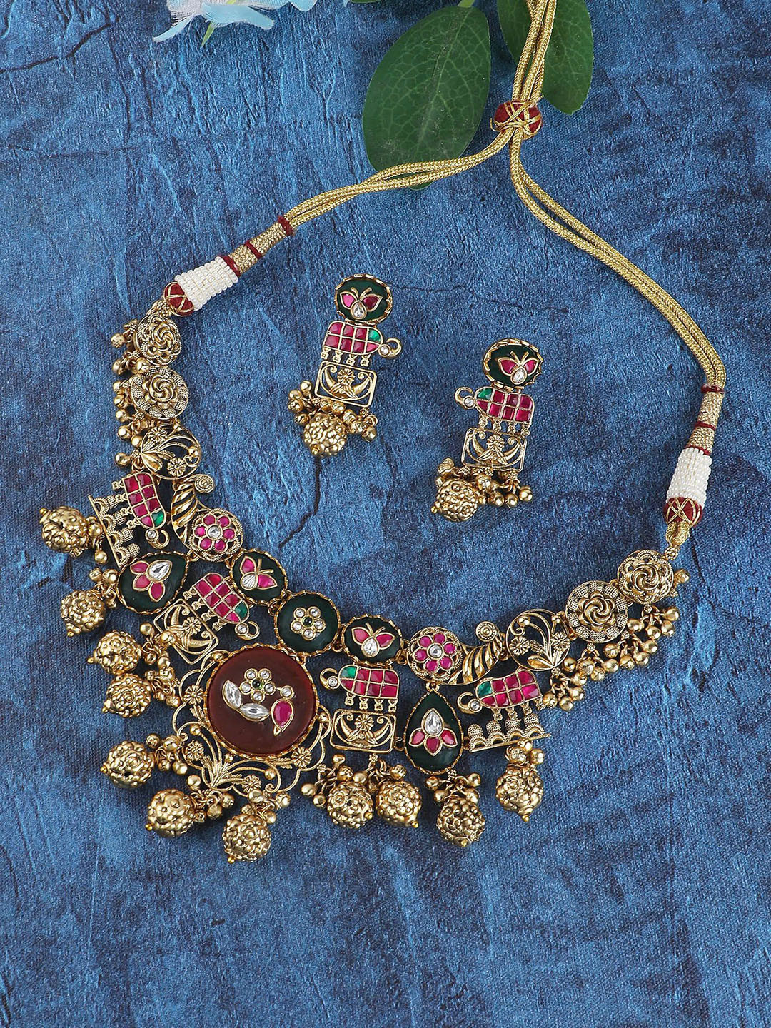 AURAA TRENDS Crafted to adorn you Gold-Plated Kundan-Studded & Beaded Jewellery Set
