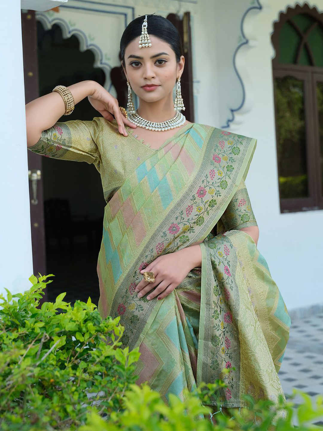 ISHIKA FAB Woven Design Zari Banarasi Saree