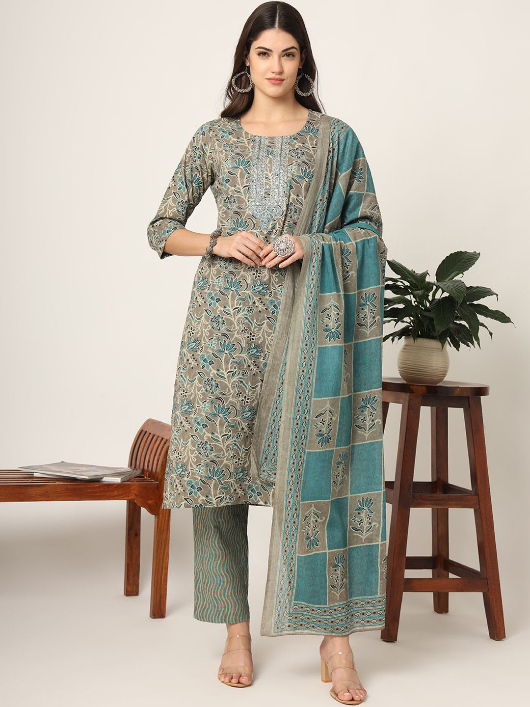 Yufta Floral Printed Regular Round Neck Thread Work Pure Cotton Kurta & Trouser & Dupatta